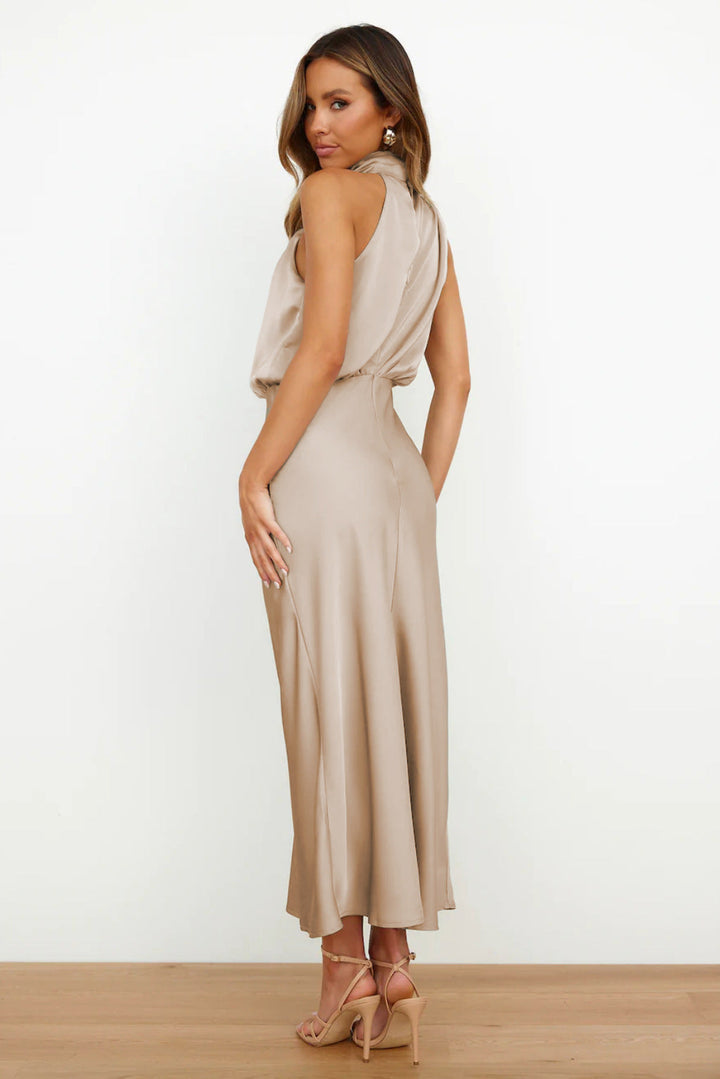 Carlina | Abito lungo in satin con scollo a halter