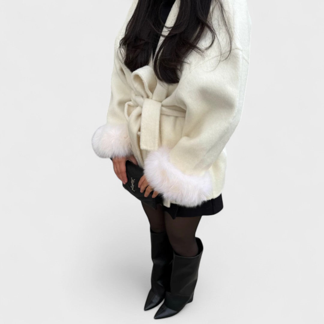 Isaline | Cappotto elegante con cintura e finiture in pelliccia sintetica